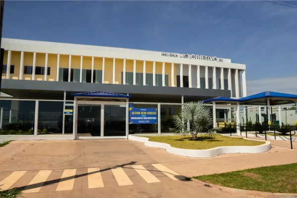 Fachada da Unidade Jardim Botânico - Colégio Objetivo DF