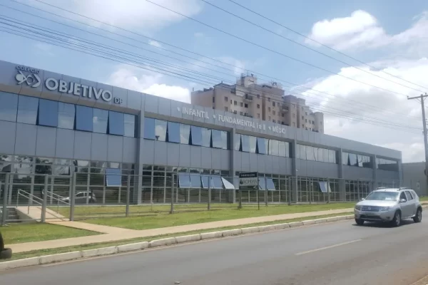 Fachada da Unidade Samambaia - Colégio Objetivo DF